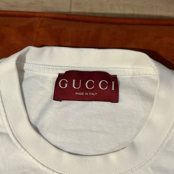 Gucci White Embossed GG Logo T-Shirt – Size M - Picture 2 of 4